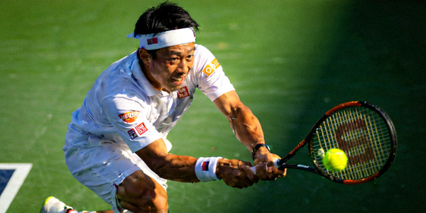 网球运动员在赛场上挥拍击球的专业动作